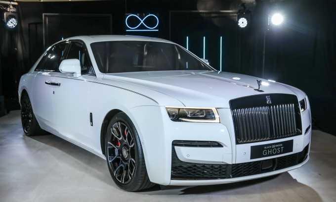 Rolls-Royce Ghost Black Badge giá 572.000 USD ra mắt Malaysia. Ảnh: PaultanGhost Black Badge 2022 giới thiệu tại Malaysia có tùy chọn với giá lên tới 572.000 USD. Lớp sơn ngoại thất màu trắng, trang trí với nhiều chi tiết màu đen tương phản. Bộ vành 21 inch bằng sợi carbon 44 lớp độc quyền, các nan nhôm đúc 3D gắn với vành bằng các ốc vít titan.Nội thất của Ghost Black Badge 2022 với điểm nhấn ở bảng điều khiển, vô-lăng và trang trí với các chi tiết bằng sợi carbon, gỗ quý ép nhiều lớp. Tấm ốp trên táp lô dệt từ sợi carbon phủ nhựa và chỉ phủ kim loại tương phản, căn chỉnh bằng tay tạo hình kim cương. Bề mặt xử lý trong một giờ dưới áp suất ở nhiệt độ sôi của nước trước khi thổi cát để tạo bề mặt cho lớp sơn mài được đánh bóng và chà nhám lại bằng tay trước khi lắp đặt.Hệ thống treo khí của Ghost Black Badge cải tiến về mặt cơ khí so với tiêu chuẩn, lò xo không khí lớn hơn, giúp tăng cường hệ thống treo giữ xe ổn định hơn khi vào cua.Động cơ tinh chỉnh nhẹ công suất so với Ghost tiêu chuẩn, cỗ máy 6,75 lít V12 tăng áp kép, công suất 592 mã lực, mô-men xoắn cực 900 Nm. Hộp số tự động 8 cấp ZF, kết hợp dẫn động 4 bánh và hệ thống lái bánh sau. Hộp số kèm chế độ Low, giúp tốc độ sang số nhanh hơn 50%, mô-men xoắn cực đại có thể đạt ở mức vòng tua máy 1.700 vòng/phút.