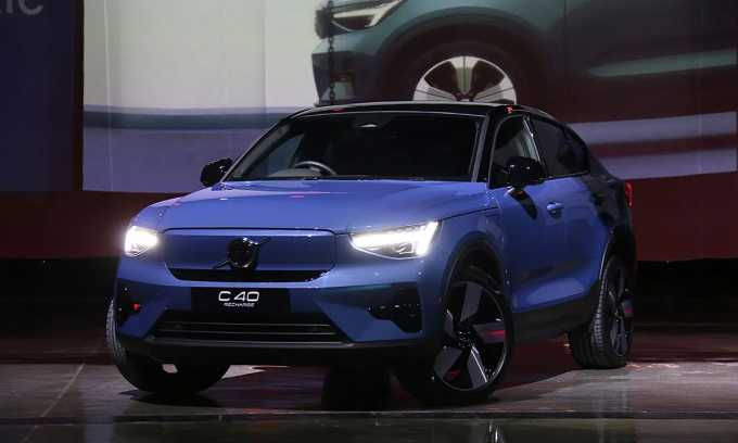 Volco C40 Recharge 2022 giới thiệu tại một sự kiện đặc biệt tại Thái Lan. Ảnh: MotortriviaC40 Recharge thừa hưởng hệ thống truyền động từ người anh em XC40 Recharge, với hệ thống điện P8 AWD, gồm hai môtơ điện đặt trên mỗi trục, tổng công suất 402 mã lực, mô-men xoắn 660 Nm. C40 Recharge tăng tốc từ 0-100 km/h trong 4,7 giây, tốc độ tối đa 180 km/h.Cung cấp sức mạnh cho động cơ là gói pin lithium-ion 78 kWh với phạm vi hoạt động 420 km theo tiêu chuẩn WLTP. Thời gian sạc 8 tiếng với ổ cắm ba pha 11 kW. Ngoài ra, xe hỗ trợ sạc nhanh DC (sử dụng kết nối CCS) cho công suất 150 kW với thời gian sạc chỉ từ 32-37 phút cho dung lượng pin từ 10-80%.C40 Recharge khác với XC40 Recharge nằm ở đường viền mui xe giống chiếc coupe, thể thao hơn, chiều cao giảm 70 mm ở mức 1.582 mm. Cụm đèn hậu LED thiết kế kéo dài thêm vào cửa sau.Nội thất cả hai giống nhau, chung trang bị, gồm cửa sổ trời toàn cảnh, cụm đồng hồ kỹ thuật số 12,3 inch, ghế nỉ, điều hòa tự động hai vùng, hệ thống loa Harman Kardon 13 loa và màn hình cảm ứng giải trí 9 inch. Cùng loạt hệ thống an toàn hỗ trợ lái ADAS.Volvo C40 Recharge bán ra với 7 màu lựa chọn. Bangkok Motor Show 2022 - triển lãm ôtô, xe máy Bangkok lần thứ 43 diễn ra từ 23/3-3/4 tại Thái Lan.