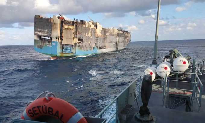 Tàu Felicity Ace nham nhở sau đám cháy, và đã chìm xuống Đại Tây Dương vào 1/3. Ảnh: Marinha