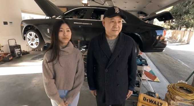 Gloria Yu và bố, phía sau là chiếc Rolls-Royce được chuyển sang thành xe điện. Ảnh: Global News