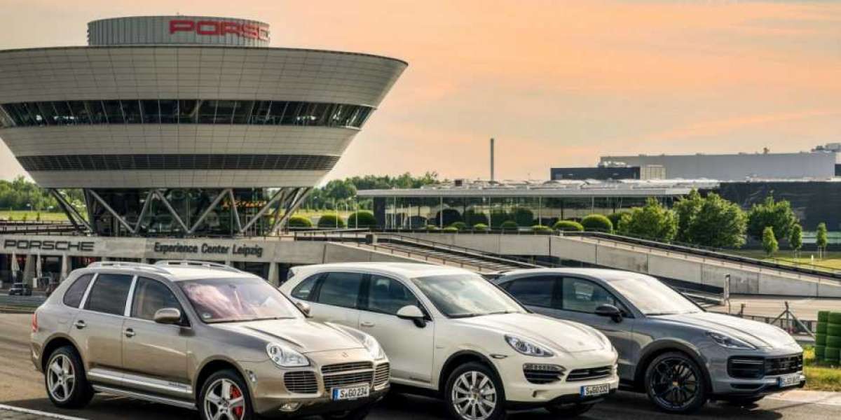 20 năm trước, Porsche Cayenne ra đời, minh chứng rằng SUV cũng có thể lái hay như xe thể thao!