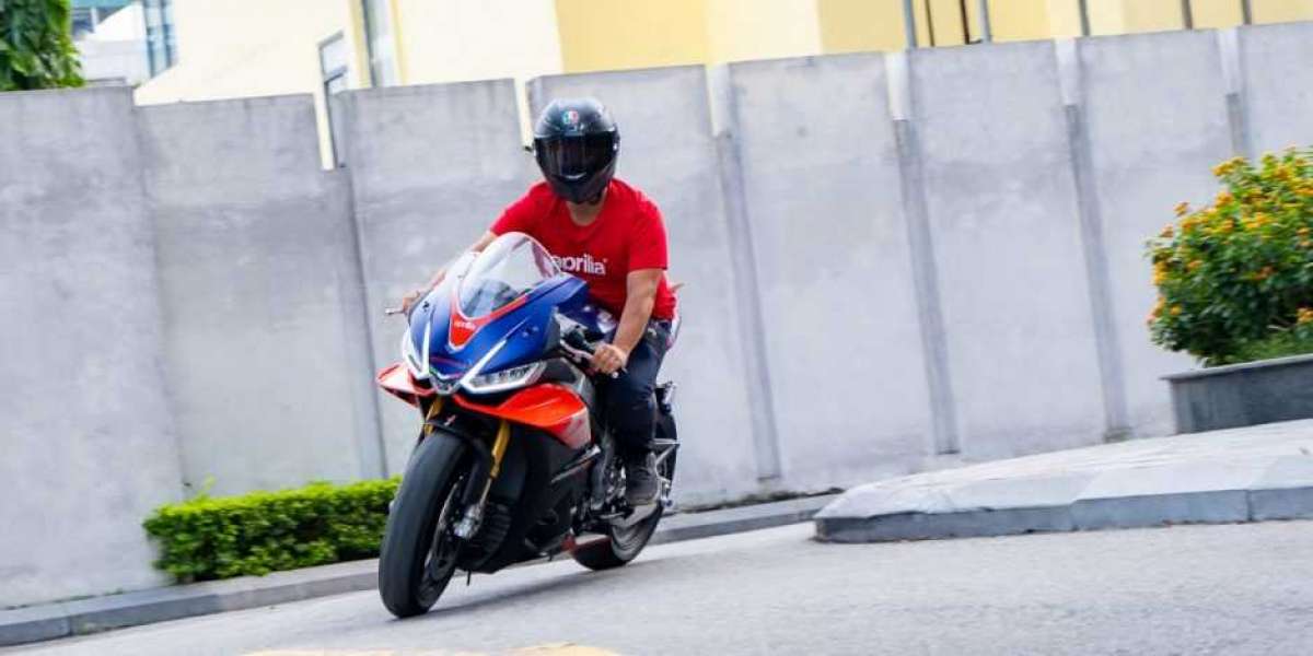 Tuyệt phẩm Aprilia RSV4 1100 Facrtory 2022 đầu tiên của miền Bắc đã đến tay chủ nhân