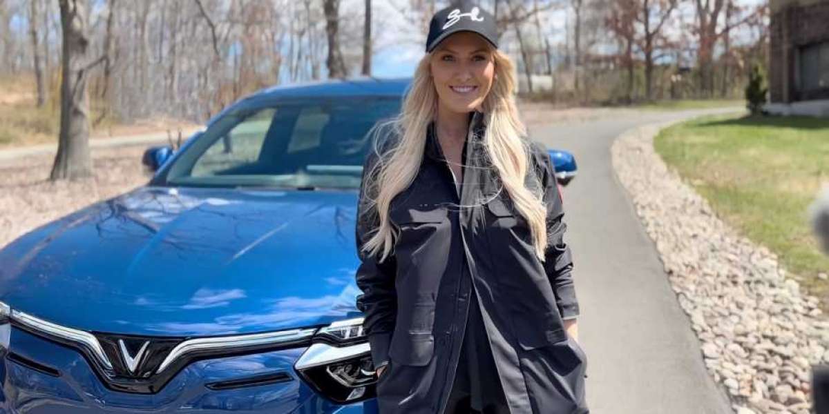 “Nữ hoàng review” Supercar Blondie nói gì khi lần đầu lái VinFast VF 8 tại Mỹ?
