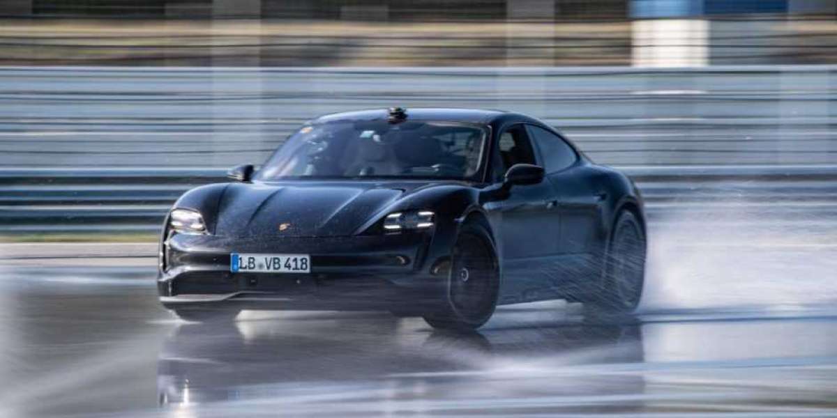 Porsche Taycan lập kỷ lục Guiness thế giới về drift xe điện