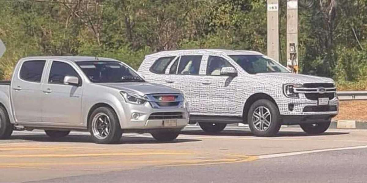Bắt gặp Ford Everest 2022 trên đường phố Đông Nam Á