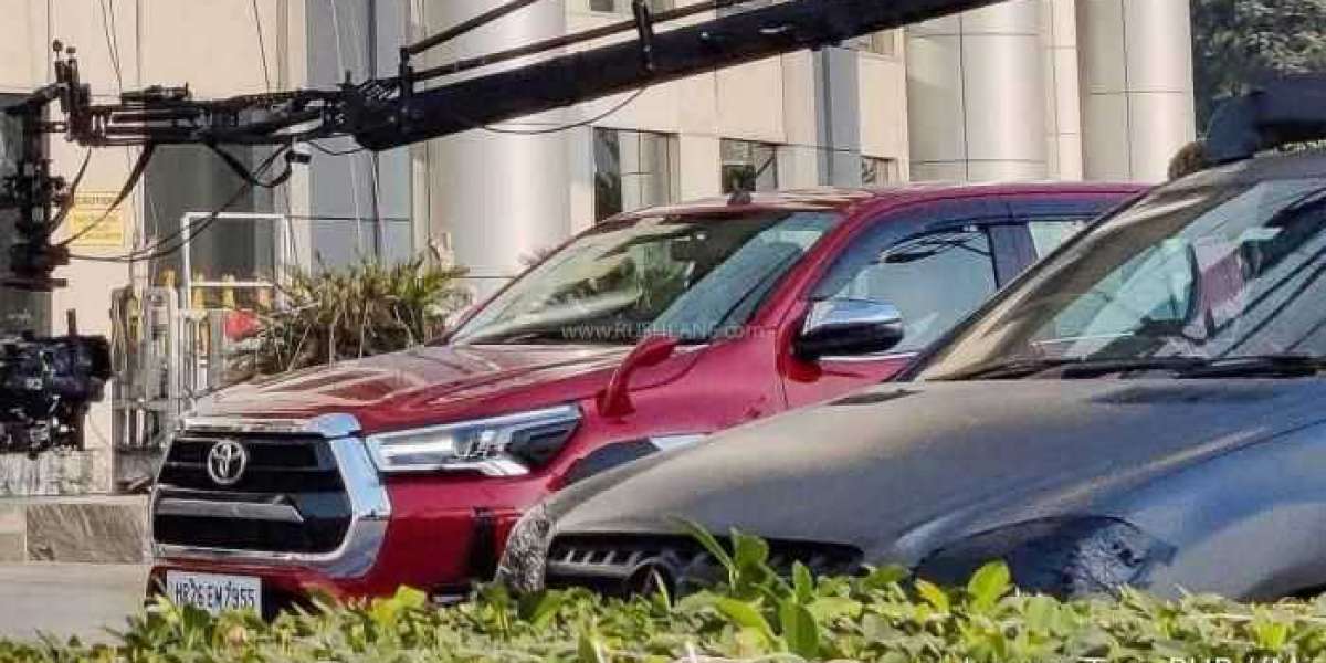 Toyota Hilux 2022 lộ diện hoàn toàn trước ngày ra mắt