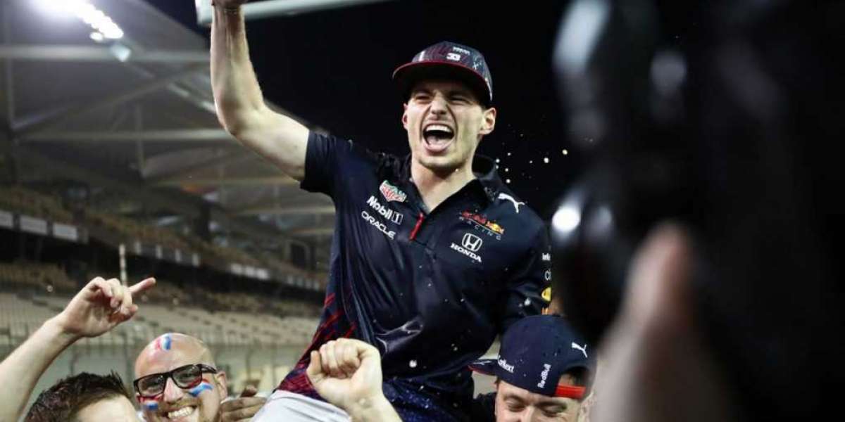 Max Verstappen kí hợp đồng kỉ lục trị với đội đua F1 Red Bull Racing