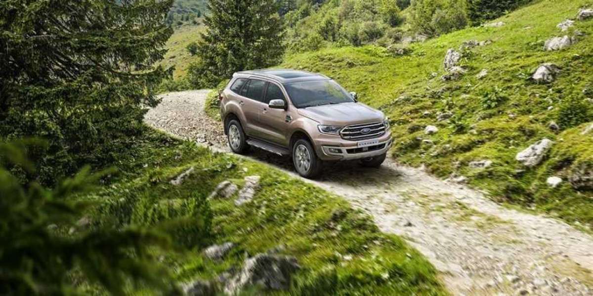 [Infographics] So sánh 3 phiên bản Ford Everest