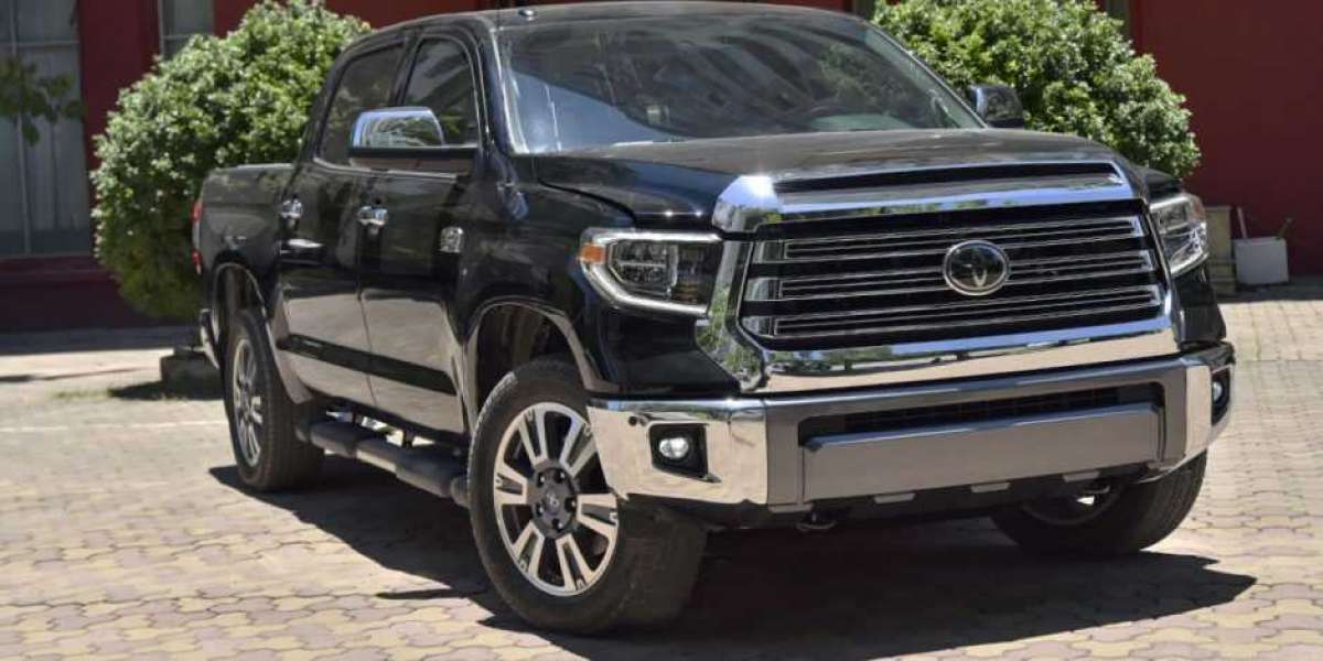 Toyota Tundra “trần trụi” trên phố