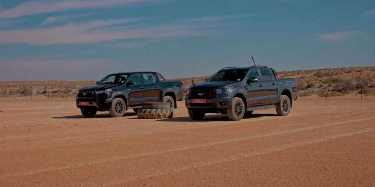 Ford Ranger và Toyota Hilux so kè sức mạnh trên sa mạc