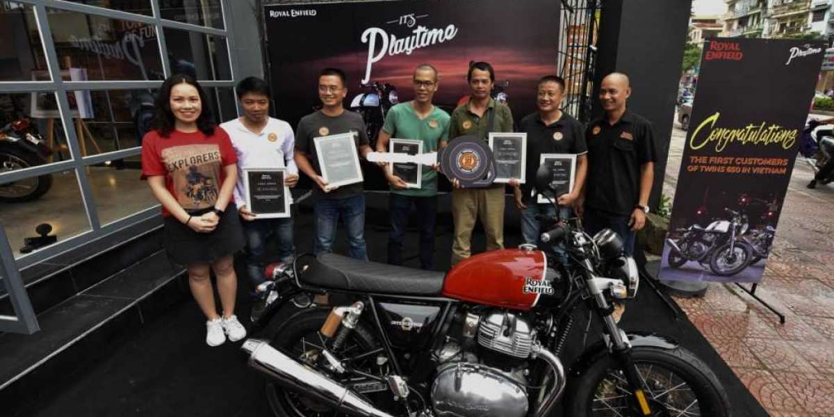 Royal Enfield chính thức bàn giao lô xe Twins 650 đầu tiên cho khách hàng