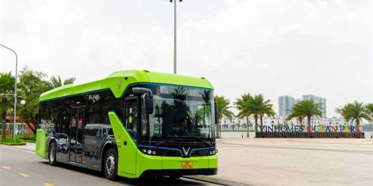 Cận cảnh xe buýt điện Vinbus lăn bánh tại Hà Nội