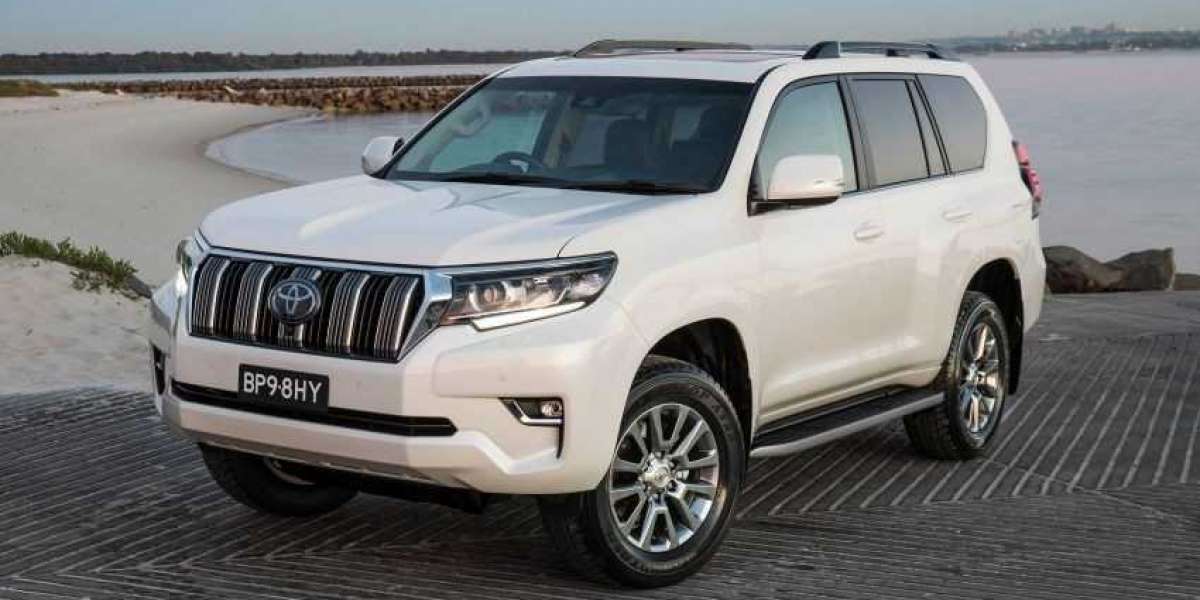 Toyota Land Cruiser Prado giảm giá 100 triệu đồng tại đại lý
