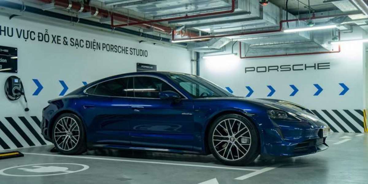 Diện kiến Porsche Taycan – chiếc xe điện hiệu suất cao duy nhất tại Việt Nam