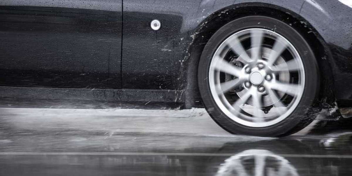 Bí quyết lái xe ngày mưa tránh bị “trượt nước”, mất lái