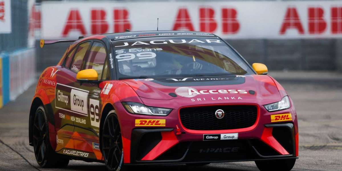 Tay đua Simon Evans vô địch giải đấu Jaguar I-PACE eTROPHY