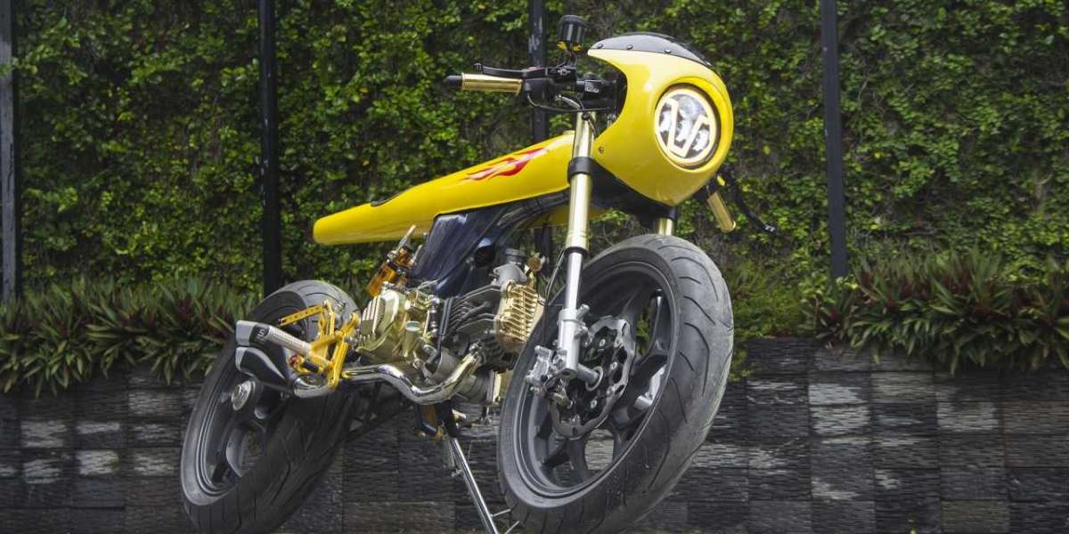 Honda 67 bay bổng dưới bàn tay của thợ Việt