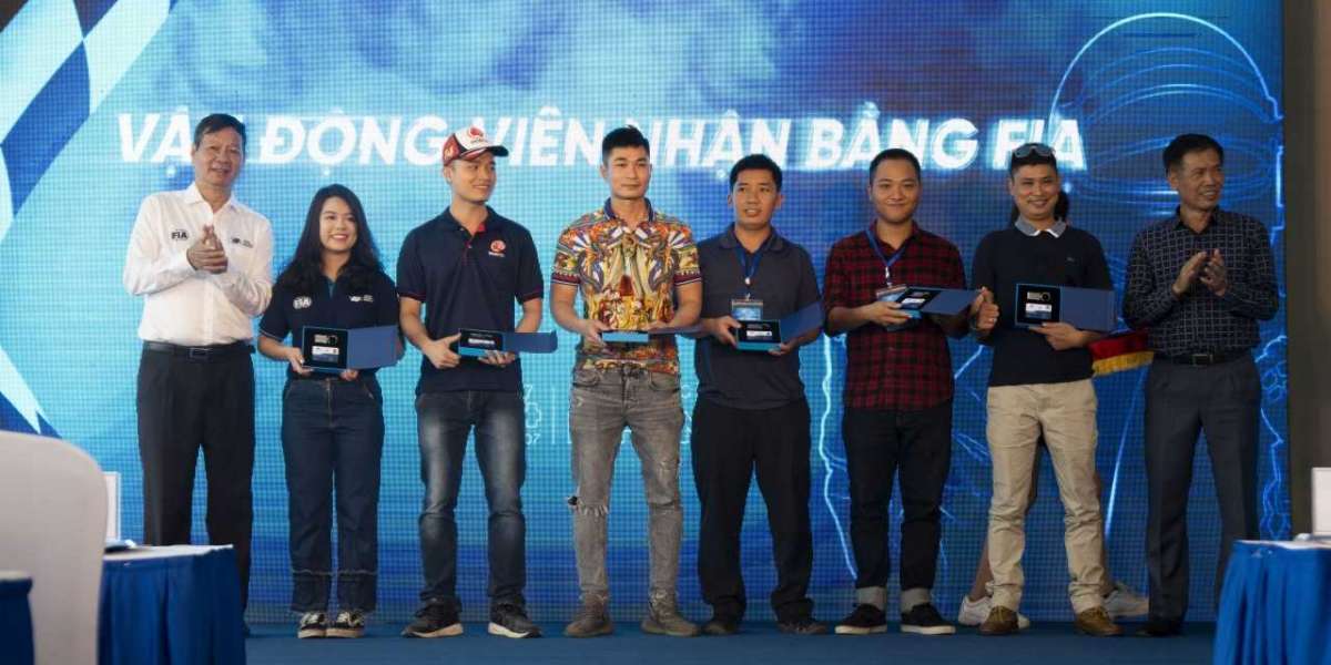 Lần đầu tiên các tay đua Việt Nam được nhận bằng đua xe ô tô thể thao quốc tế