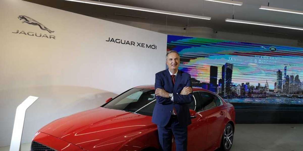 Jaguar Land Rover Việt Nam ra mắt Jaguar XE và Land Rover Discovery Sport thế hệ mới
