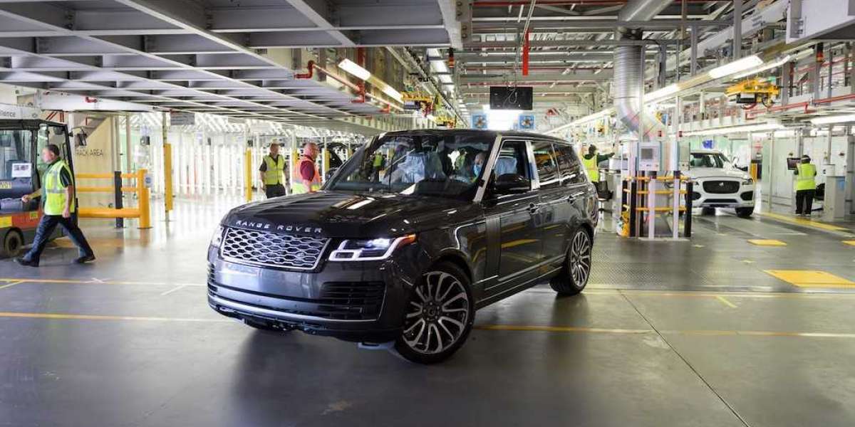 Jaguar Land Rover xuất xưởng chiếc xe đầu tiên thời kỳ Covid-19