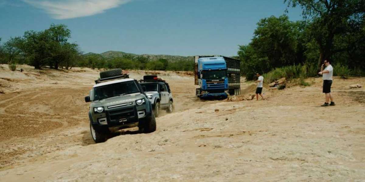 Bộ đôi xe Land Rover Defender giải cứu thành công xe tải 20 tấn mắc kẹt tại sa mạc