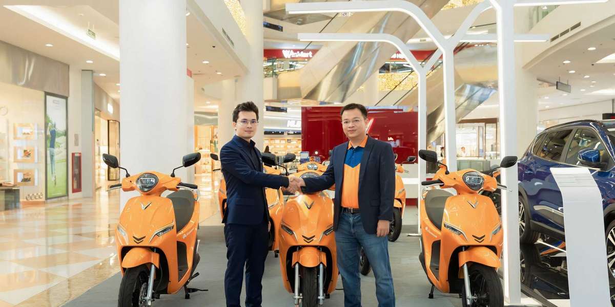 Ahamove mua 200 xe VinFast để triển khai dịch vụ cho thuê xe máy điện đầu tiên tại Việt Nam