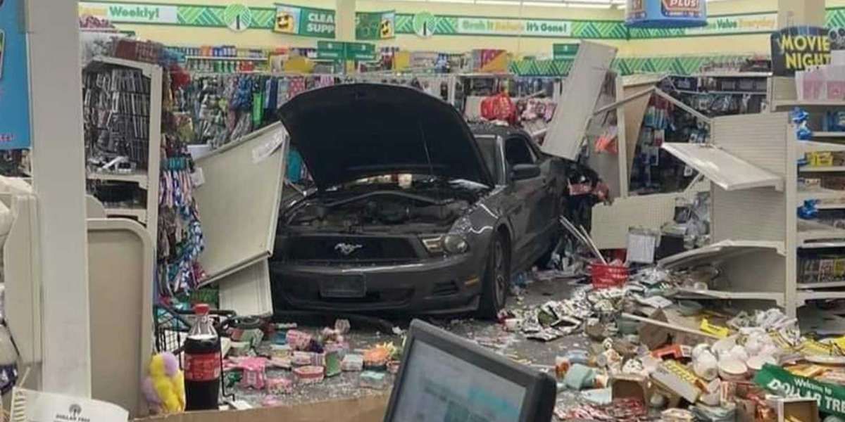 Mỹ: Bàn đạp ga kẹt khi đỗ xe, Ford Mustang đâm thủng cửa hàng