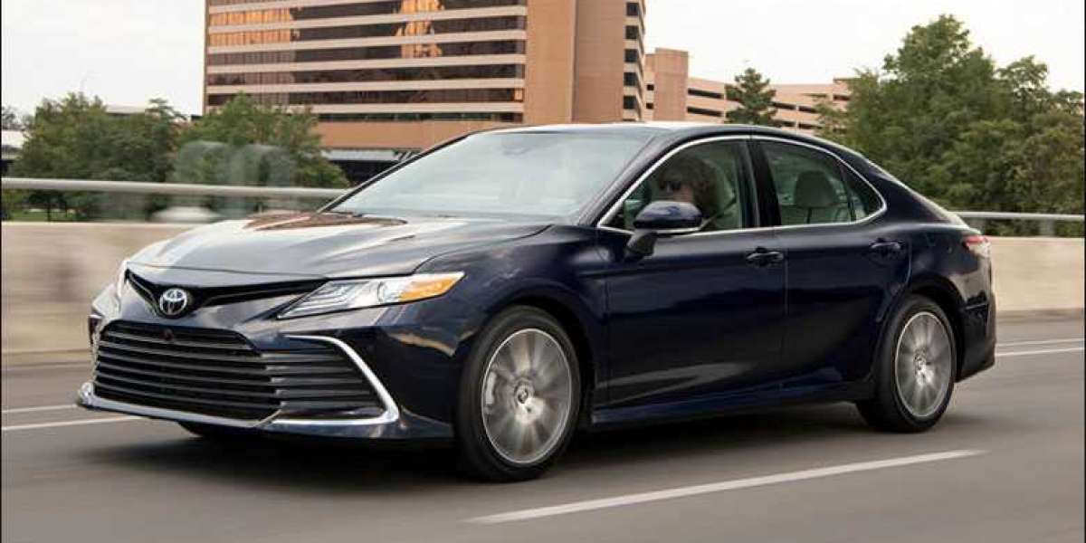 Nhiều đại lý trong nước giảm giá mạnh Toyota Camry 2023