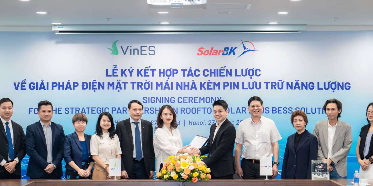 Vines và SolarBK hợp tác thúc đẩy sử dụng giải pháp điện mặt trời mái nhà kèm pin lưu trữ năng lượng tại Việt Nam