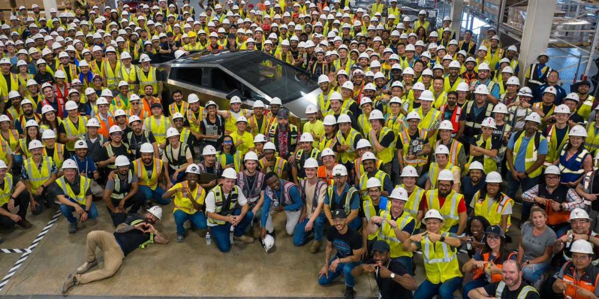 Tesla Cybertruck đầu tiên xuất xưởng tại Mỹ