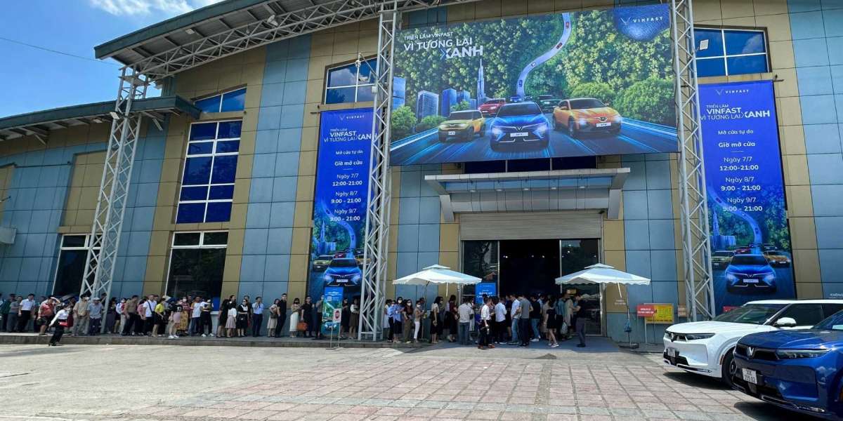 Hàng ngàn người dùng chen chân tới triển lãm VinFast ngay ngày đầu mở cửa