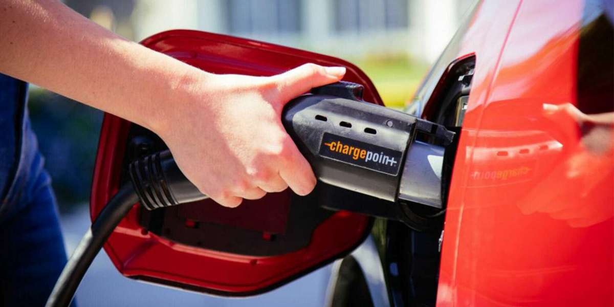 Nghiên cứu cho thấy việc sạc EV tốn kém hơn đổ đầy xe xăng