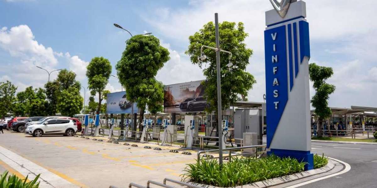 VinFast phủ sóng trạm sạc với mật độ 3,5km/trạm, xóa bỏ nỗi lo xe điện không đi được xa!