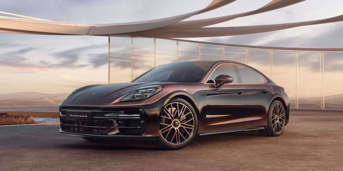 Porsche tung Panamera 2024 phiên bản đặc biệt với lớp sơn "sang chảnh" từ vàng thật