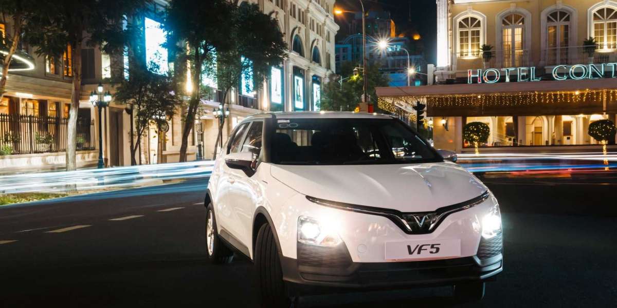Khách hàng mua ô tô điện VinFast tháng 5 có cơ hội rinh thêm VinFast Evo200