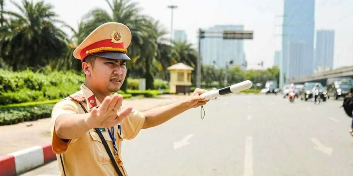Từ 2025, Cảnh sát giao thông được mang những vật dụng gì khi điều khiển giao thông?