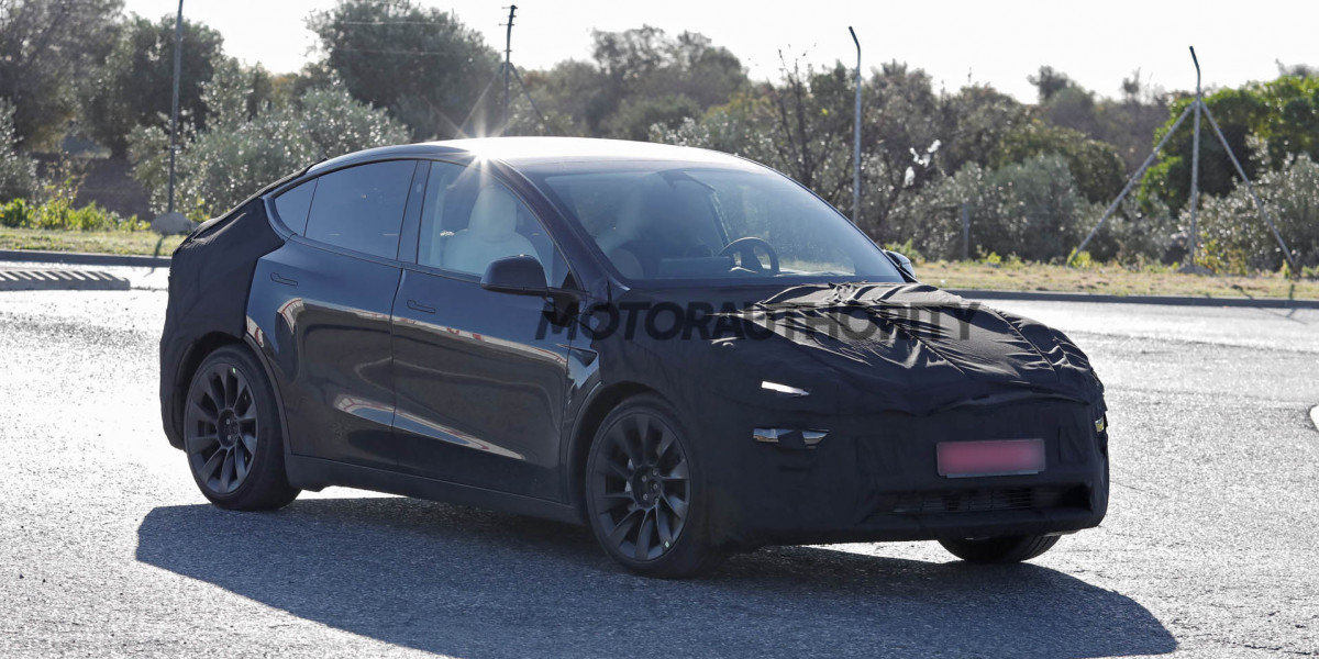 Tesla Model Y bản “Cây bách xù” lộ diện trên đường thử, bỏ cả cần gạt xi-nhan