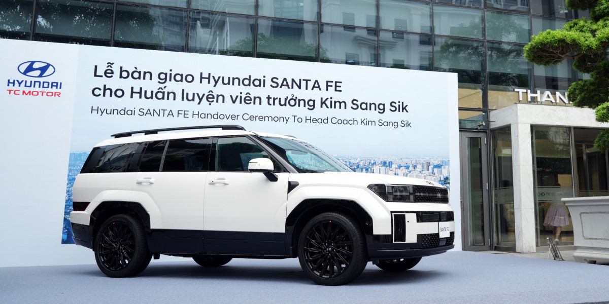 Hyundai Thành Công Việt Nam bàn giao Santa Fe Calligraphy 2.5 Turbo cho HLV Kim Sang-sik