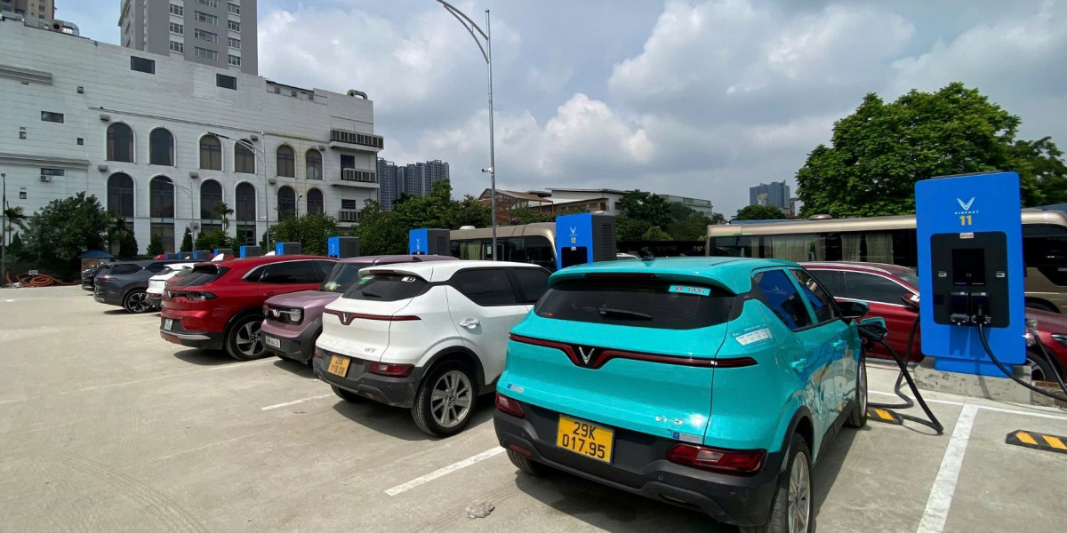Cận cảnh trạm sạc siêu nhanh V-Green “khủng” tại Cầu Giấy: 40 cổng 120kW, mở 24/7