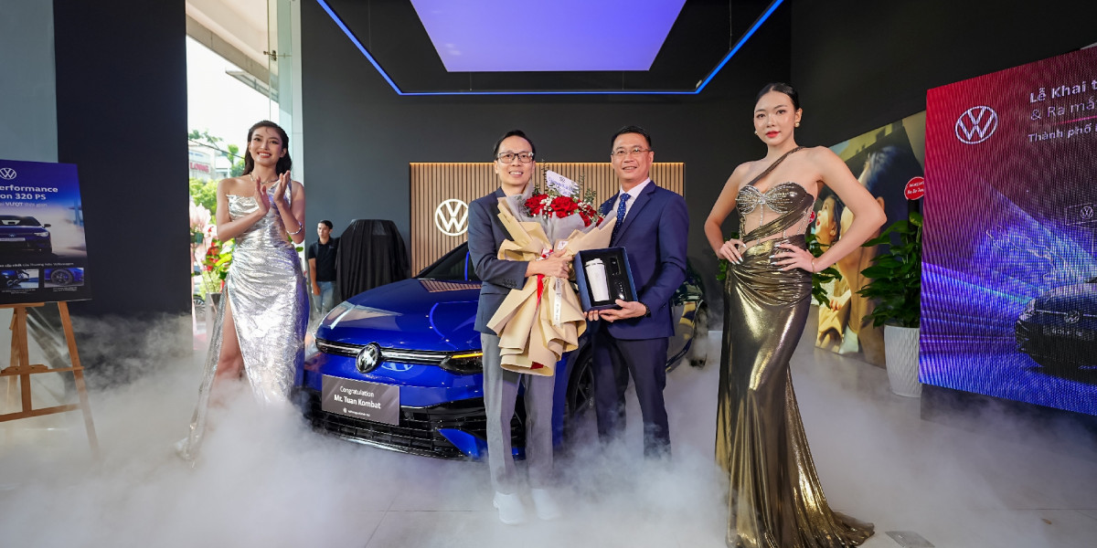 Volkswagen khai trương showroom mới tại TPHCM, bàn giao những chiếc Volkswagen Golf R đầu tiên