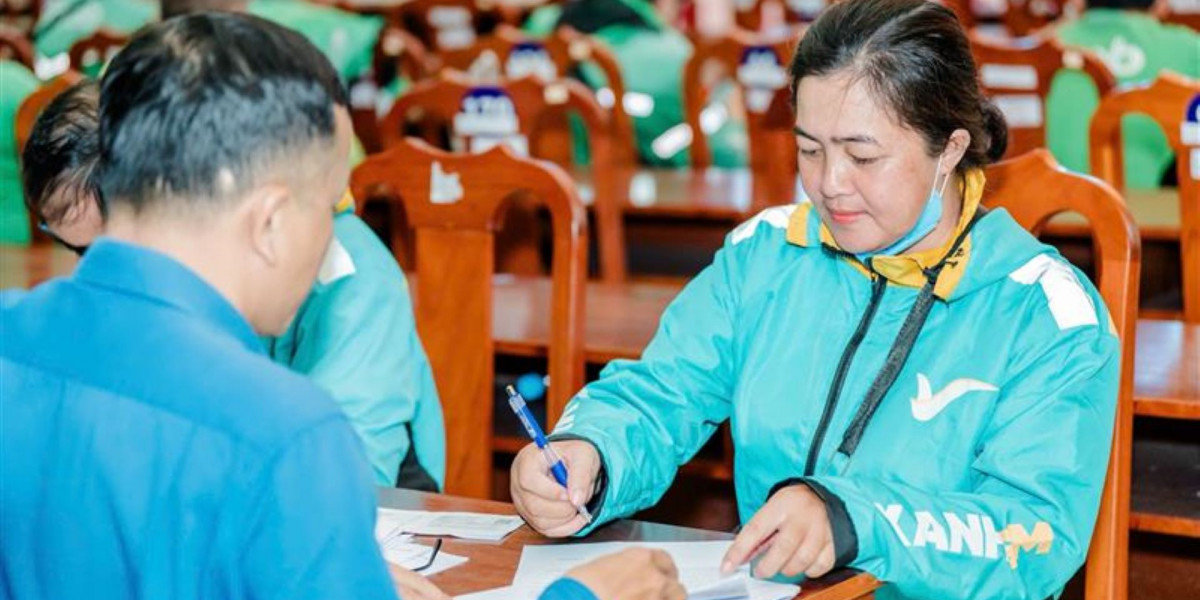 VinFast phối hợp CEP hỗ trợ tài xế xe ôm TPHCM mua xe điện trả góp lãi suất 0%