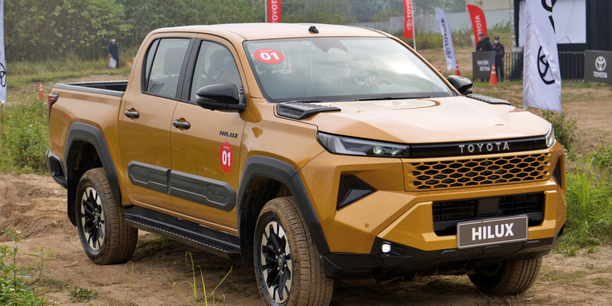 Toyota Hilux lập kỷ lục doanh số tháng sau 17 năm ở Việt Nam, vượt cả Yaris Cross lẫn Vios