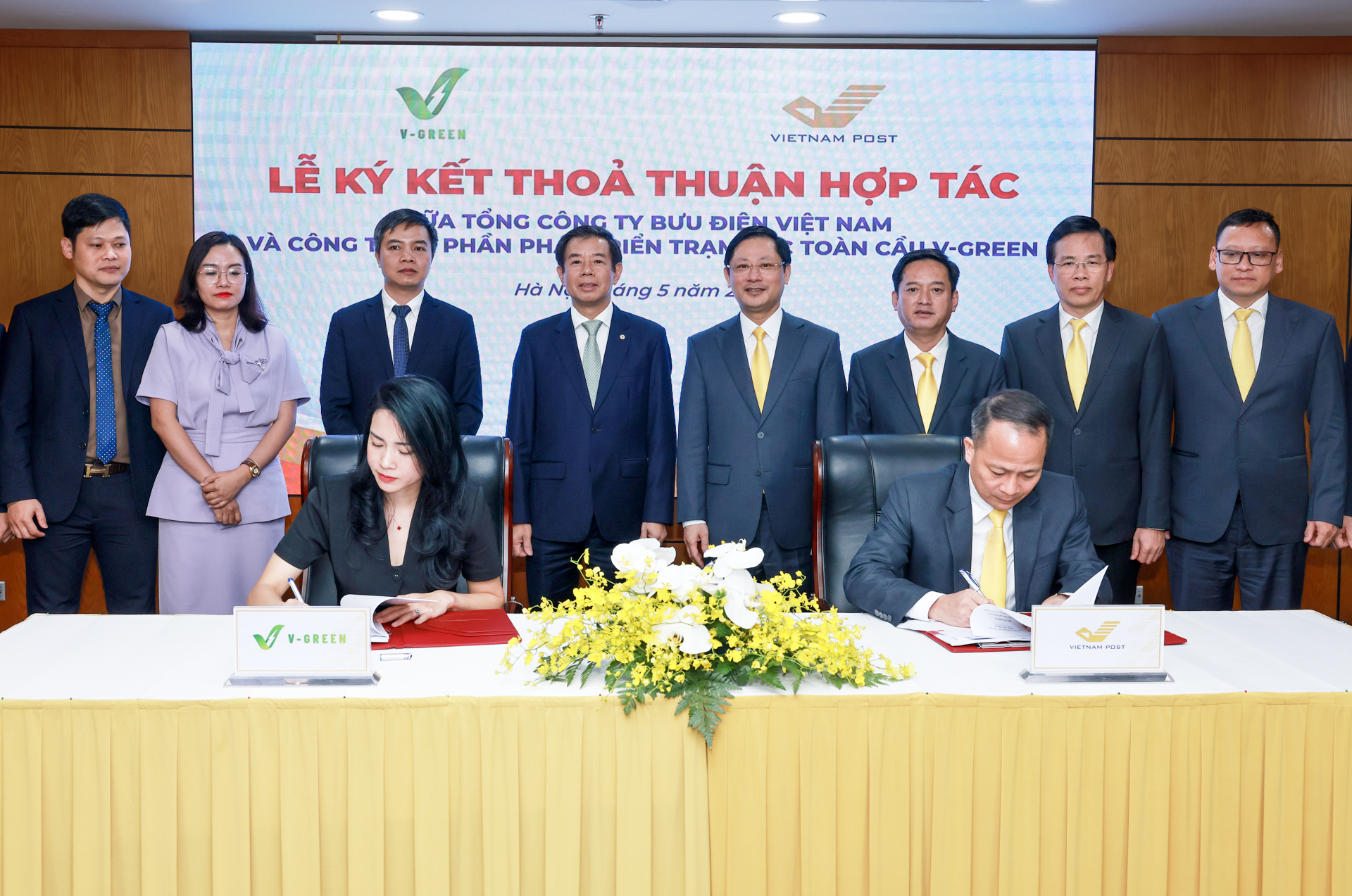 V-Green cùng Vietnam Post triển khai hơn 16.000 tủ đổi pin và 2.000 trụ sạc xe điện