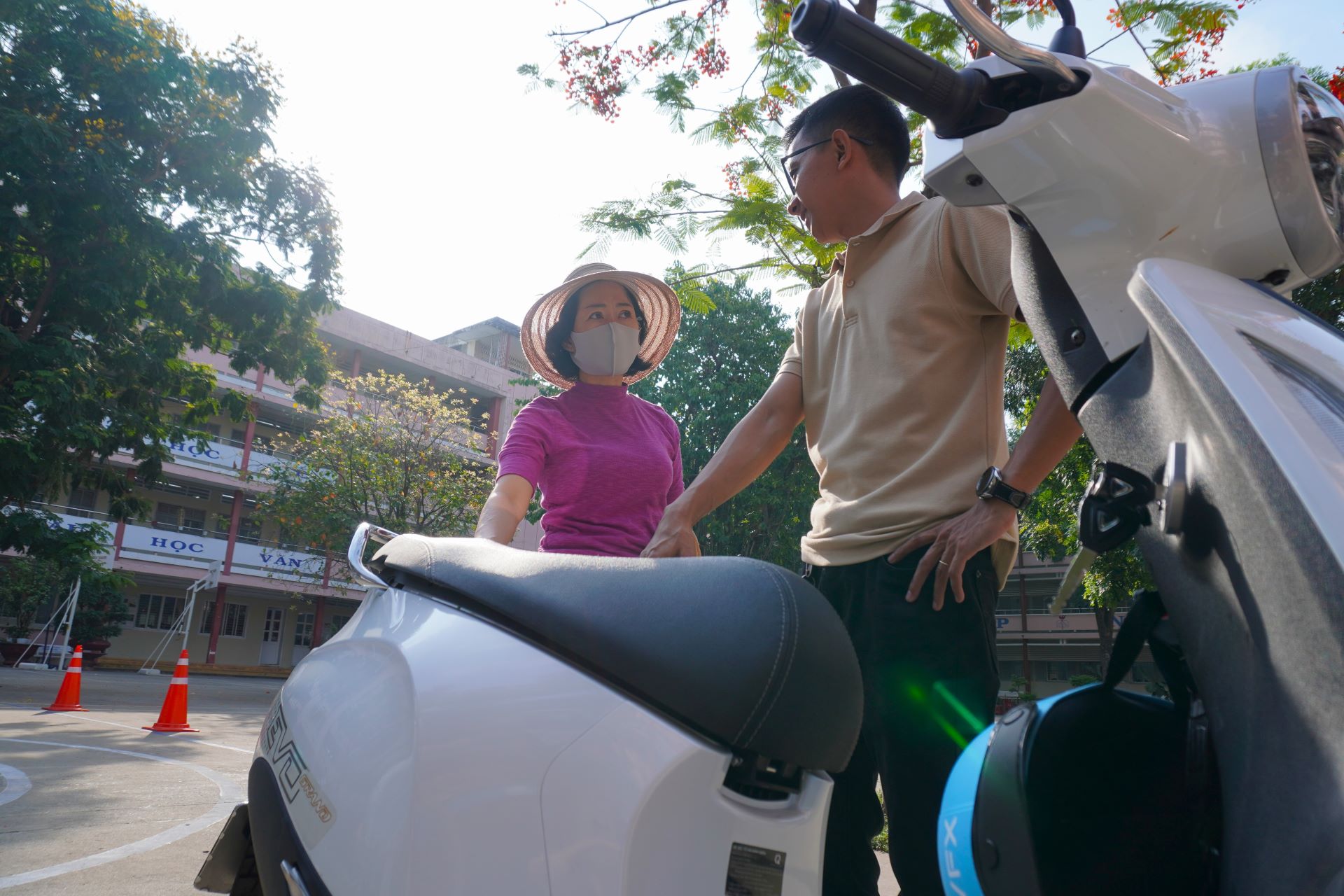Phụ huynh học sinh quan tâm các dòng xe máy điện VinFast (Ảnh: VF).