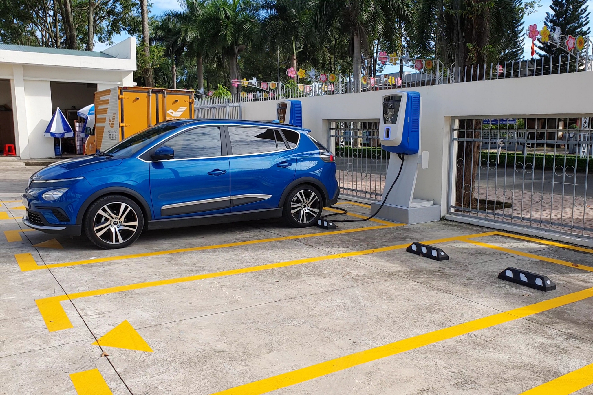 Các trụ sạc VinFast được trang bị tại một điểm giao dịch Vietnam Post (Ảnh: PV).