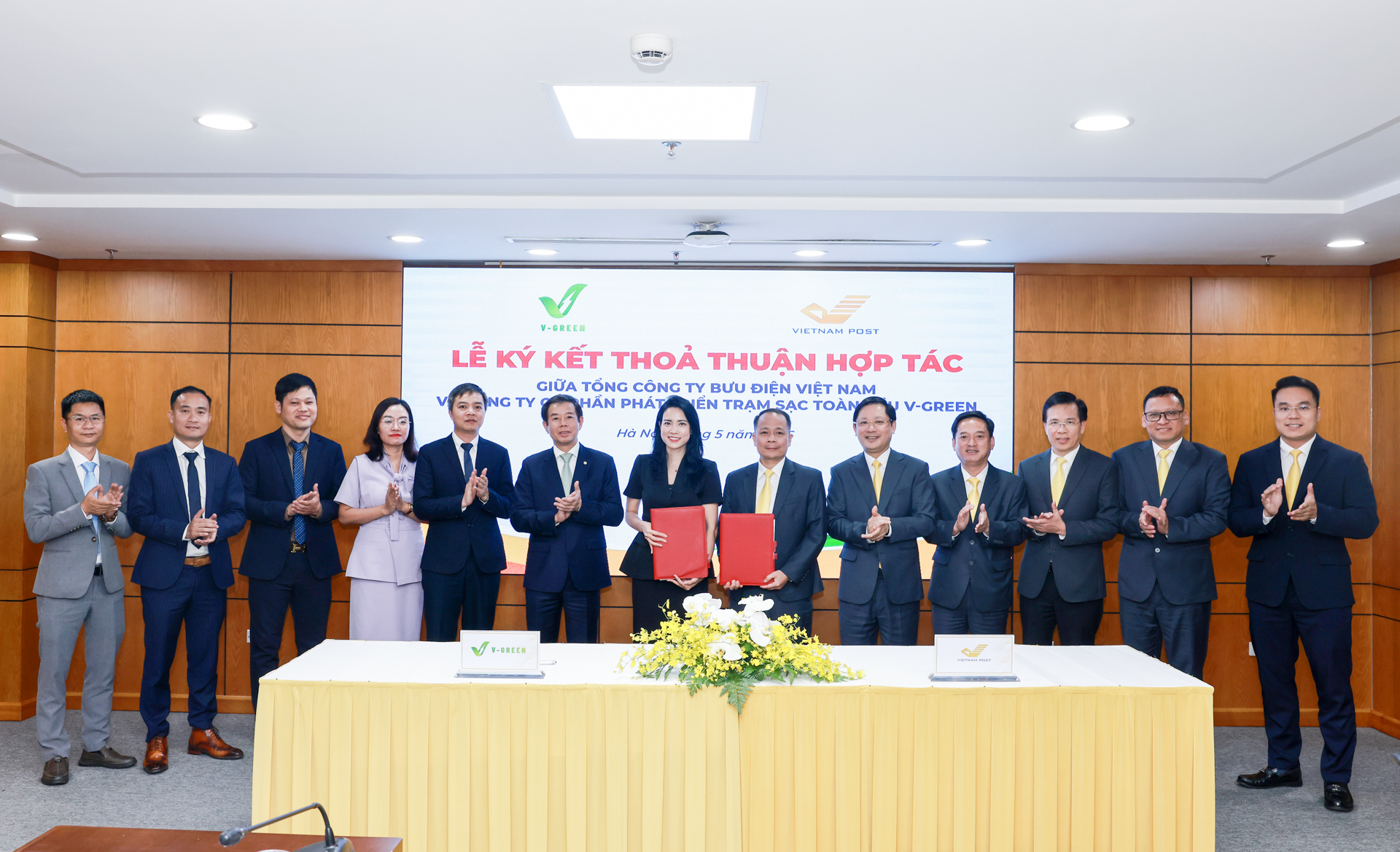 V-Green và Tổng công ty Bưu điện Việt Nam ký kết thỏa thuận triển khai loạt tủ đổi pin và trụ sạc (Ảnh: V-Green).
