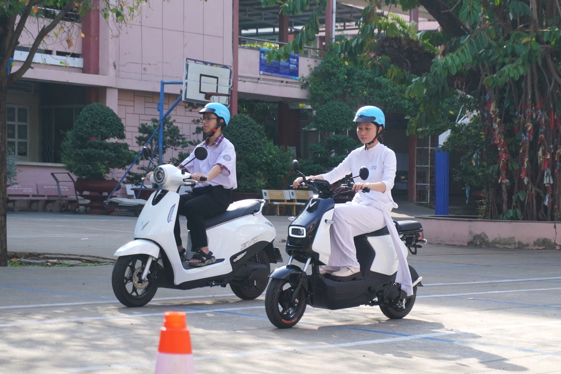 VinFast mang đến nhiều dòng xe khác nhau cho học sinh trải nghiệm (Ảnh: VF).